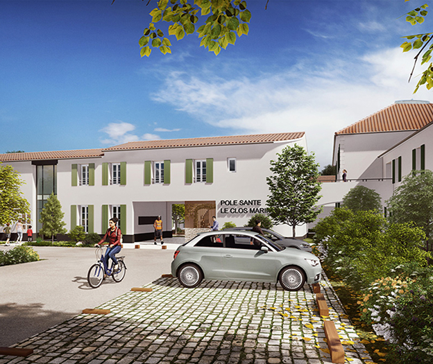 Bâtiment blanc méditerranéen avec volets verts, parking, personnes et arbres sous ciel bleu à Rochefort en Charente-Maritime 17