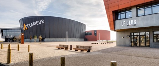 Bâtiments modernes L'Acclameur et Le Club avec esplanade, bancs et ciel clair à Rochefort en Charente-Maritime 17