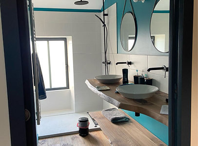 Salle de bain moderne: lavabos en bois flotté, douche, murs blancs et turquoise à Rochefort en Charente-Maritime 17